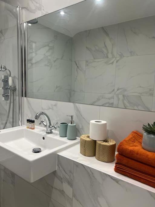 New Flat In Holland Park Appartamento